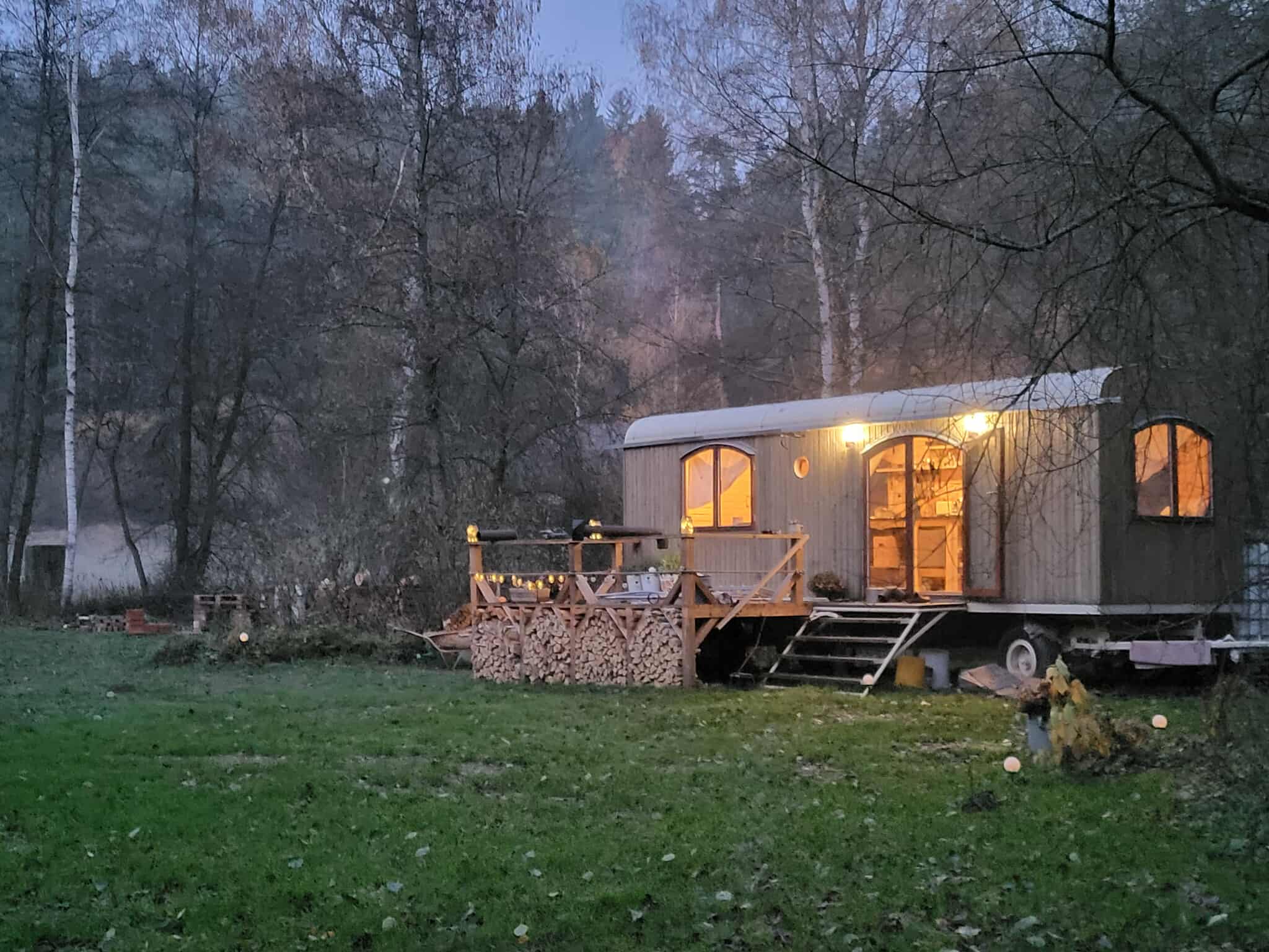 Retrelo Demo — ubytování v přírodě u potoka